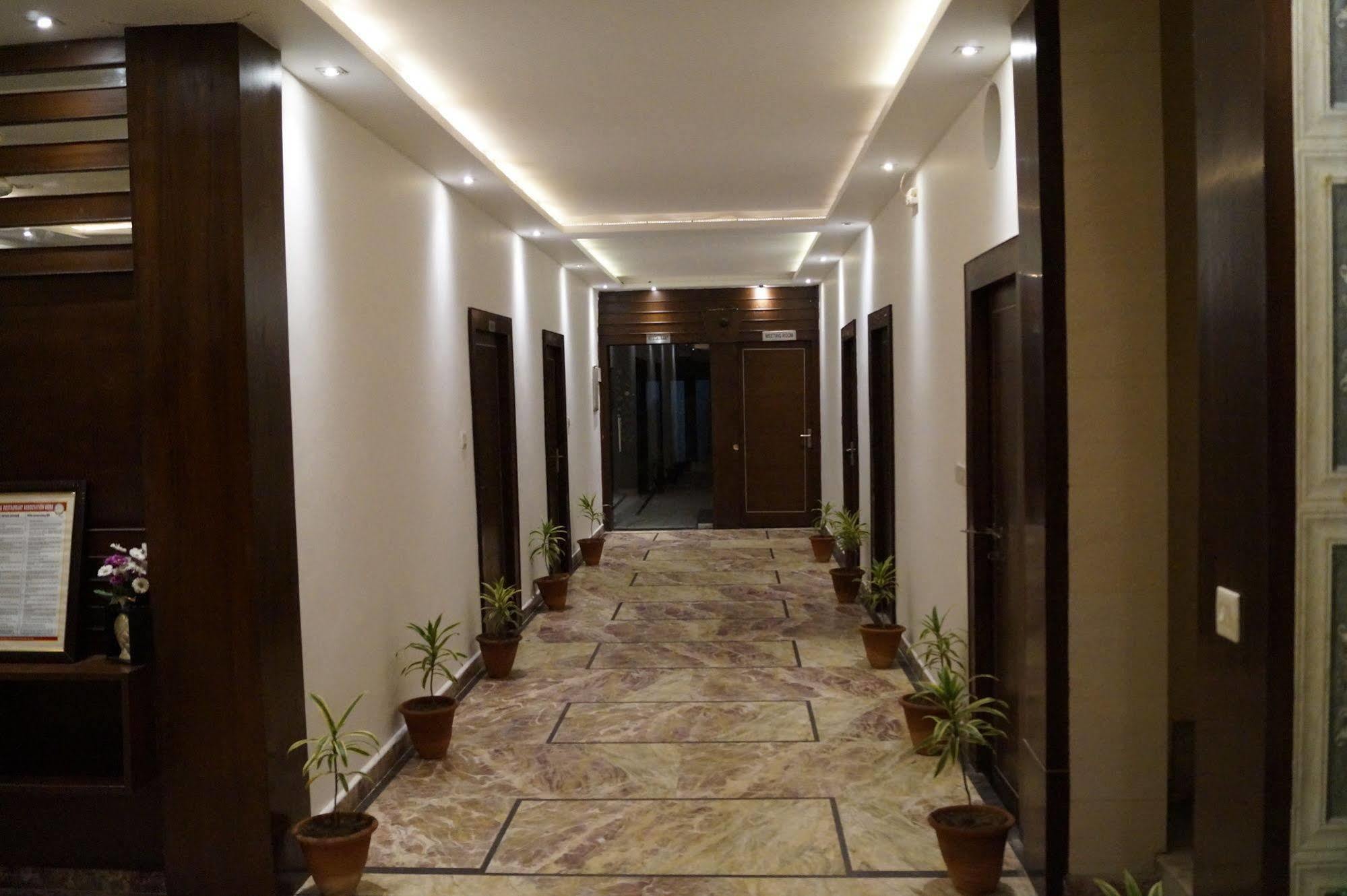 ออปติมัม ทาราพาเลซ แอท ทัช Hotel อัครา ภายนอก รูปภาพ