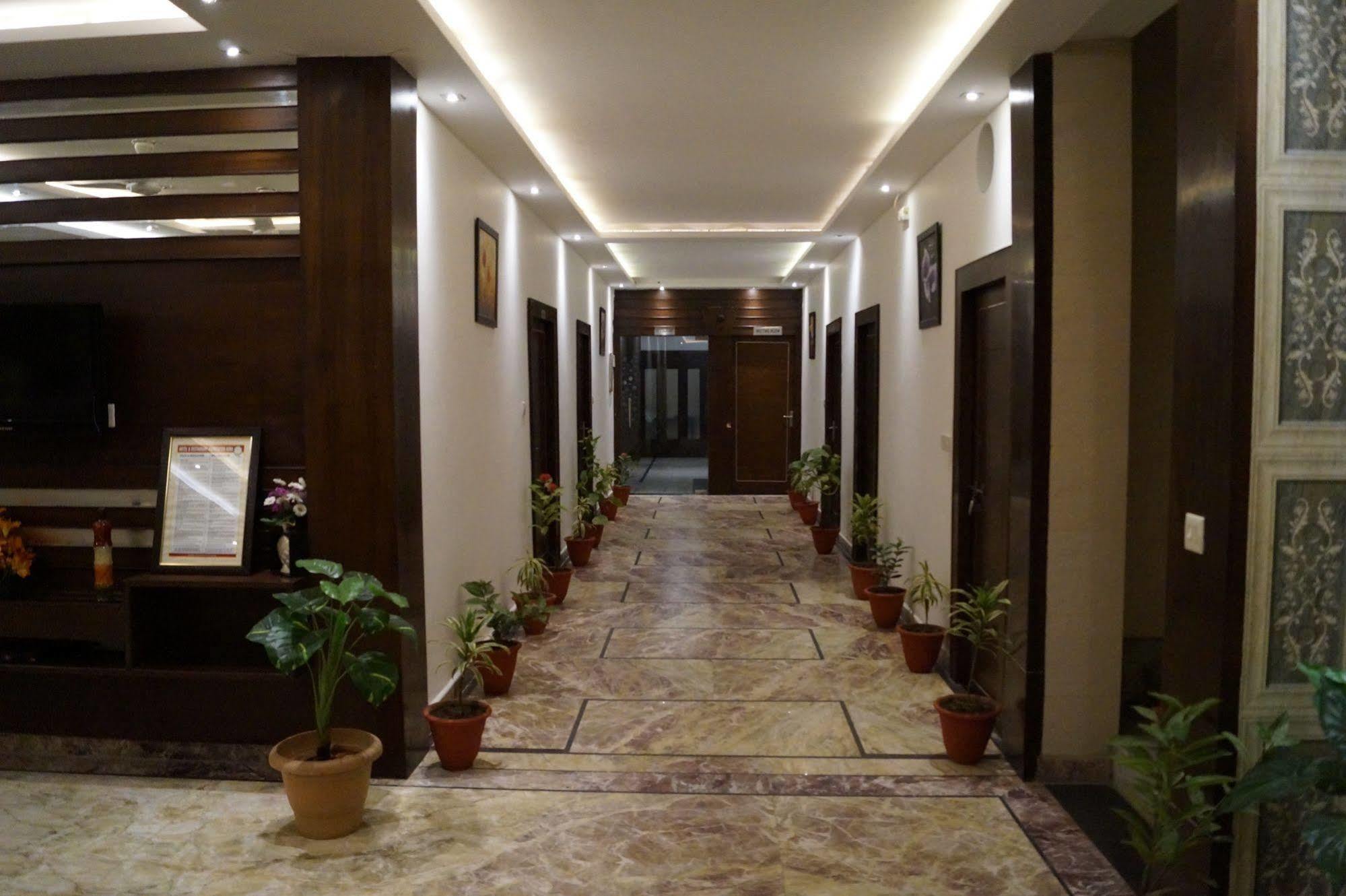 ออปติมัม ทาราพาเลซ แอท ทัช Hotel อัครา ภายนอก รูปภาพ